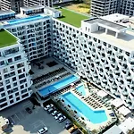 Sea Reflections In Infinity Pool & Apartament Năvodari