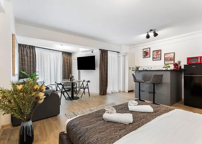 Sea Reflections - Infinity Pool & *