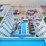 Sea Reflections In Infinity Pool & Apartment