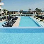 Apartment Sea Reflections In Infinity Pool &