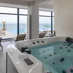 Sea Reflections In Infinity Pool & Navodari