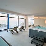 Sea Reflections In Infinity Pool & Navodari