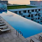 Apartment Sea Reflections In Infinity Pool &