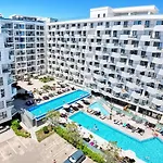 Apartment Sea Reflections In Infinity Pool & *
