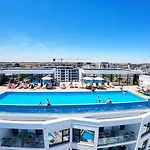 Sea Reflections In Infinity Pool & Navodari