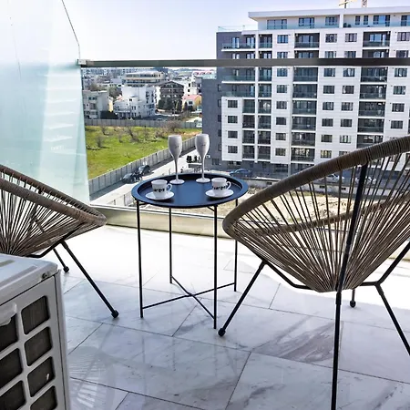 Sea Reflections In Infinity Pool & Apartment Navodari