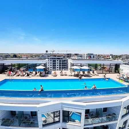 Sea Reflections In Infinity Pool & Năvodari