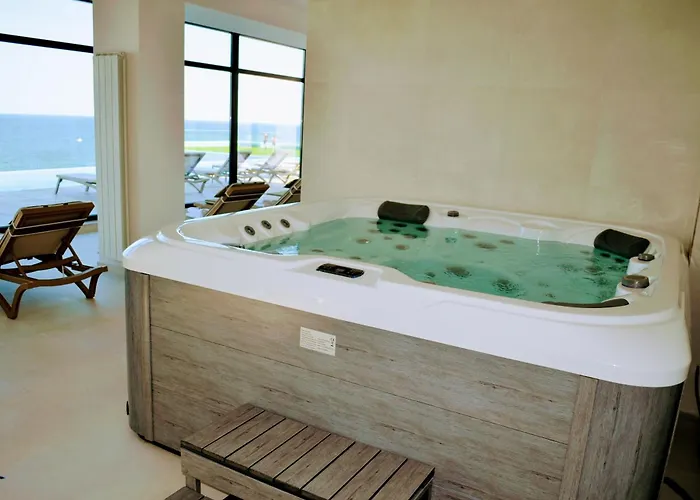 Sea Reflections - Infinity Pool & Navodari